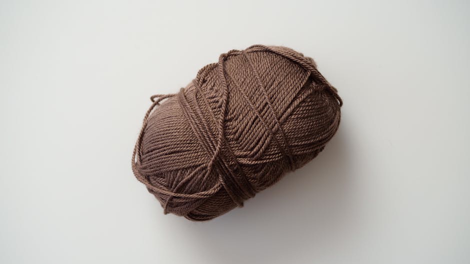 Selbst gesponnenes Garn zu einem Knäuel gewickelt bereit zum Stricken