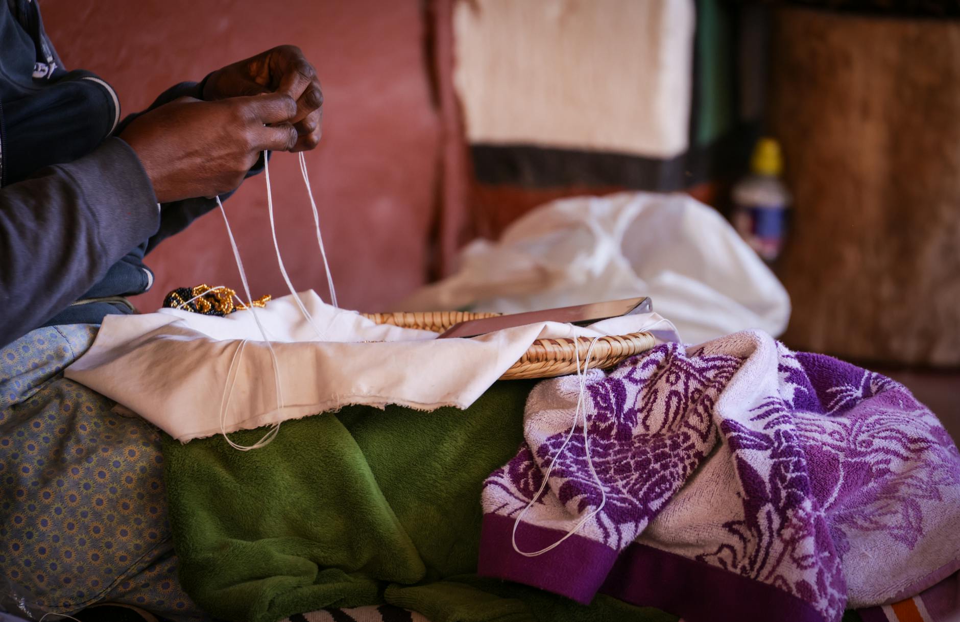 Detailaufnahme eines traditionellen Handspinnrads mit aufgewickeltem Garn