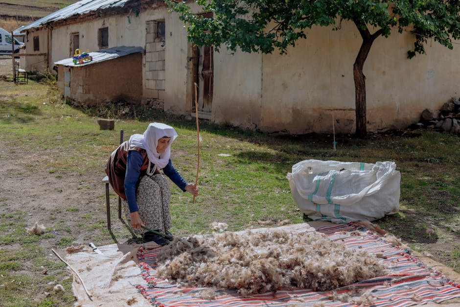 Fasern werden mit Handkarden zu gleichmäßigen Flocken aufbereitet